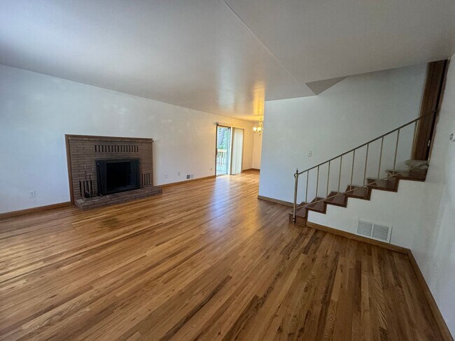 Building Photo - 2.5 Miles (6 minutes or less) to Oregon Tech and Sky Lakes Medical Center!  Perfect setup for Roo...