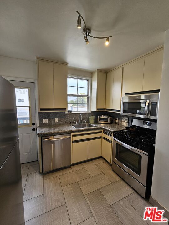 Building Photo - 2333 S Garth Ave