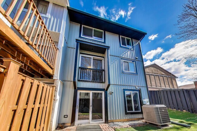 Building Photo - 3 bed + 2 Full + 2 half Bath - End Unit TH