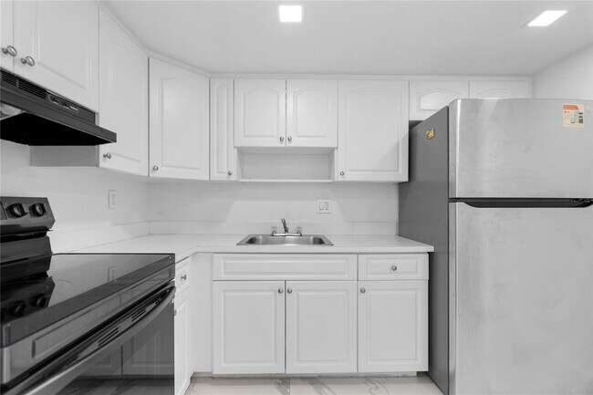 Building Photo - 4164 Inverrary Dr