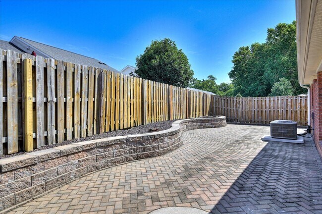 Building Photo - 443 Surrey Park Dr SE