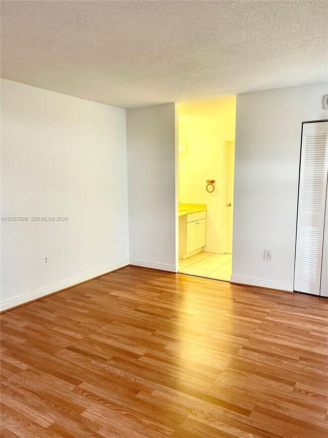Building Photo - 6900 Bay Dr