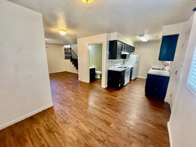 Building Photo - Cute 3-BR Townhome Near Costco