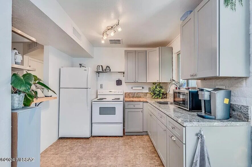 Building Photo - 3033 N Cherry Ave