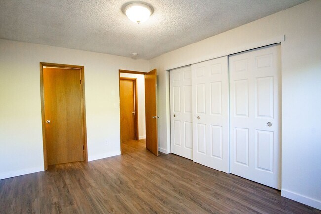 Building Photo - Spacious 2-Bed/2-Bath with Patio in Cedar Hills!!