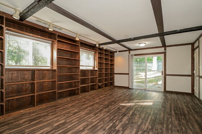 Building Photo - 3935 Parker Rd