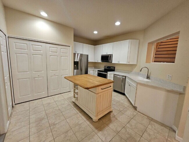 Building Photo - Large Melbourne Townhome