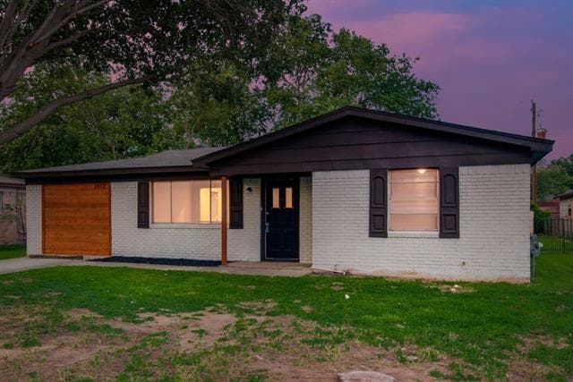 Building Photo - 3912 Lakewood Dr