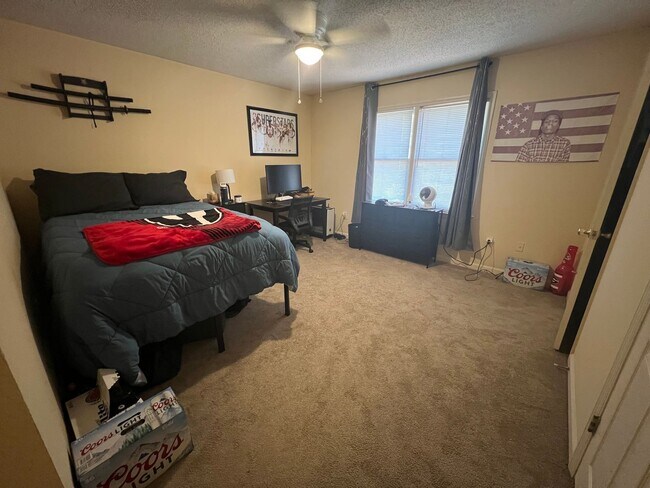 Building Photo - 2 Bedroom Apartments/Townhomes in Five Points!