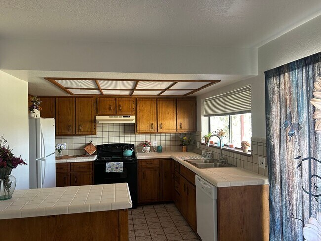 Building Photo - COUNTRY HOME ON 1.26 ACRES