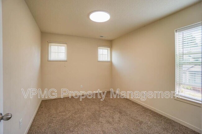 Building Photo - 5941 NE 48th St