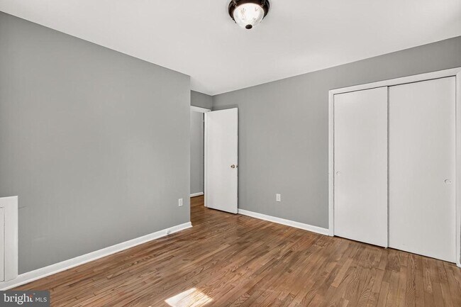 Building Photo - 2843 Annandale Rd