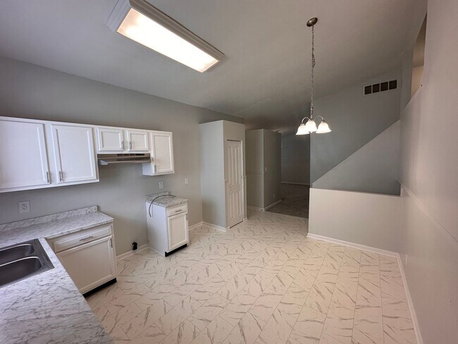 Building Photo - Newly Renovated 4 bed 3 FULL BATH / Warren Woods