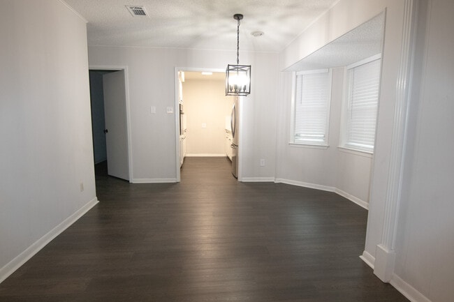 Building Photo - 5108 Twin Oaks St