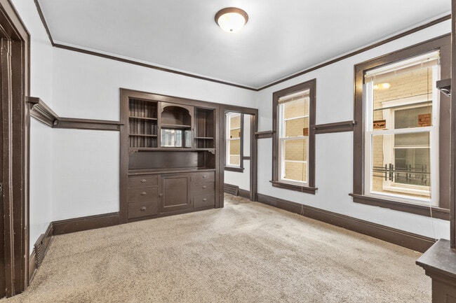 Building Photo - 928 E Locust St