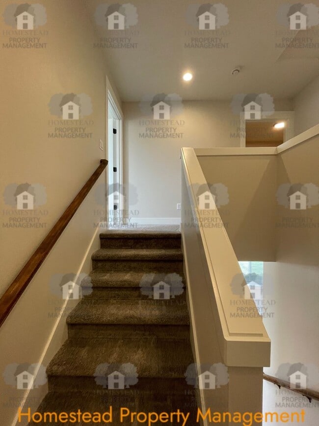 Building Photo - 186-188 SE Lacreole Dr