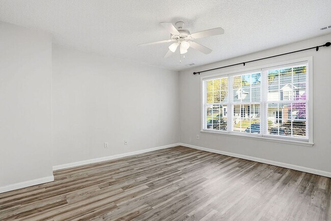 Building Photo - AVAILABLE NOW – Beautiful 3 Bed / 2.5 Bath Townhome in Prime North Raleigh Location