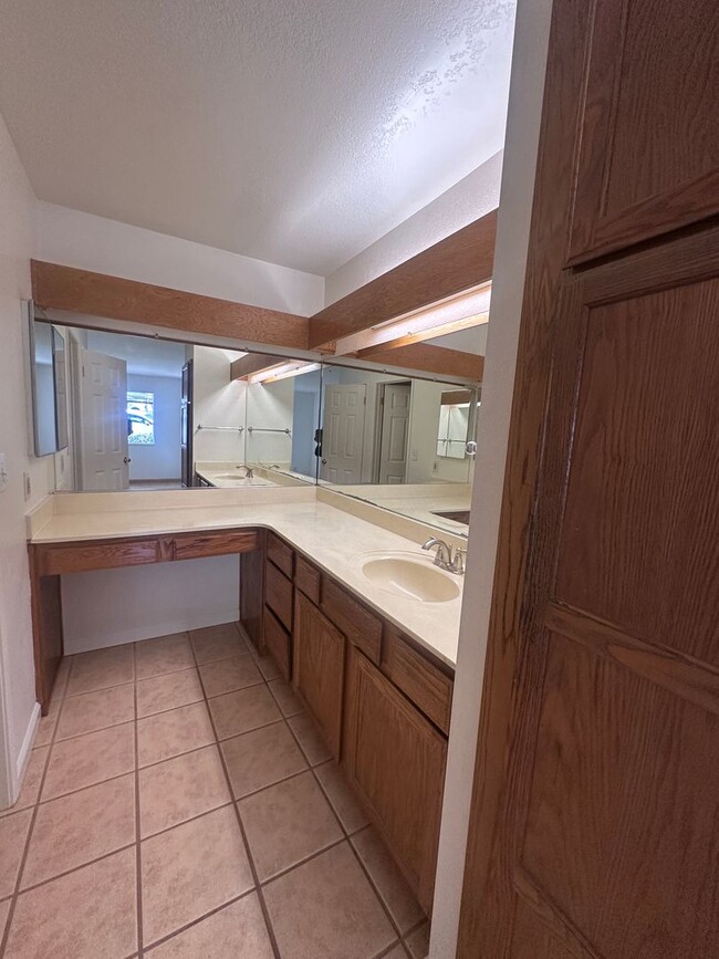 Building Photo - Spacious One Bedroom Condo w/ Mountain Views!