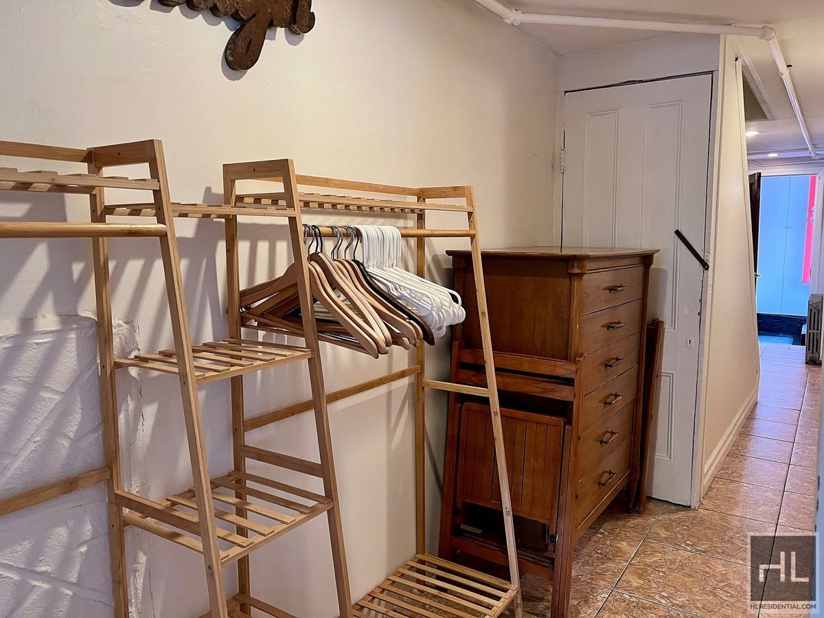Building Photo - 1BR 1BA Private Garden Level Floor Through...