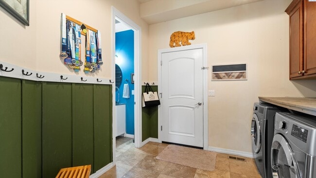 Building Photo - Fully Furnished and available for the holi...