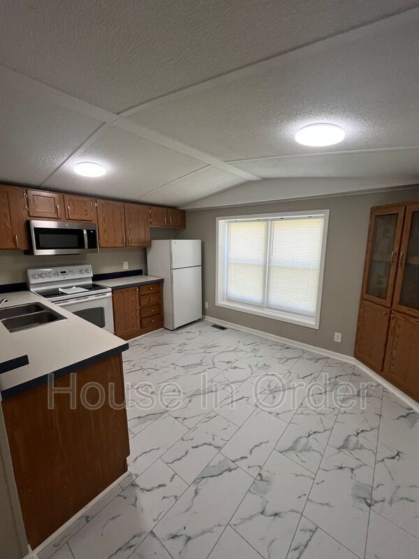 Building Photo - 5 Jesse Ln