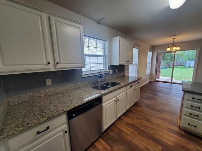 Building Photo - 1516 Oakhill Rd