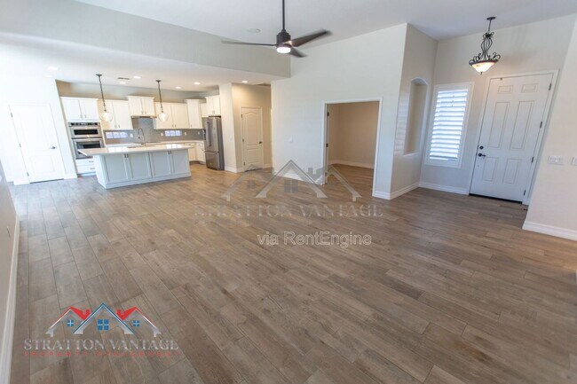 Building Photo - 661 E Julian Dr