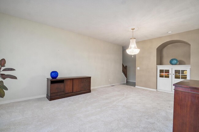 front living room - good sized room - 4907 S Buckingham Ln