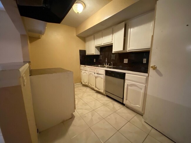 Building Photo - 4 Bed Home for Rent