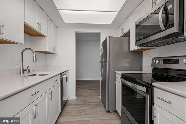 Building Photo - 10223 Valentino Dr