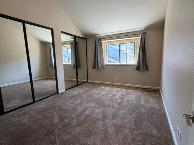 Building Photo - End unit in quiet Campbell location!