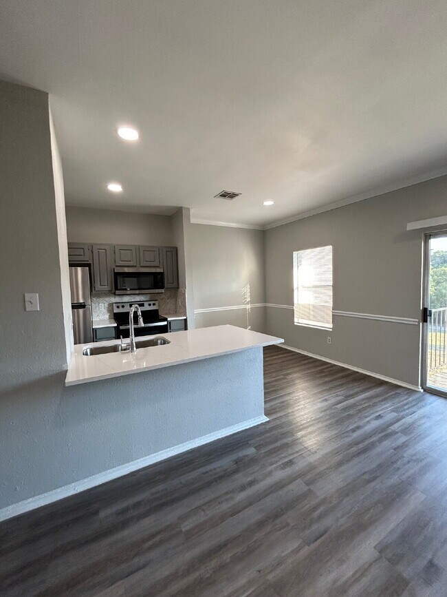 Building Photo - Updated 2 Bed/2 Bath North Austin Condo with Rare Greenbelt Views