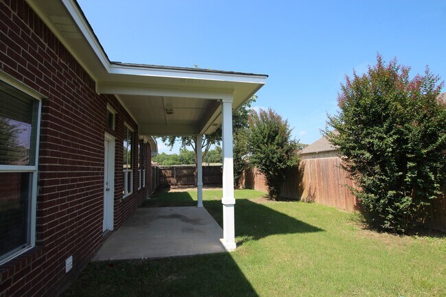 Building Photo - Stunning 3 bed 2 bath in Whitehouse ISD!