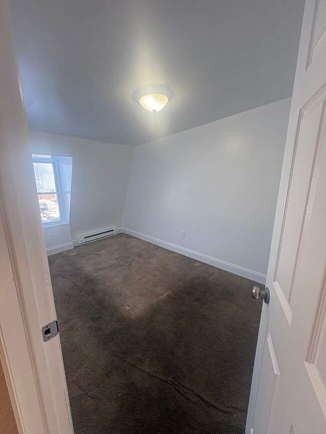 Building Photo - 3rd Floor 1 Bedroom Apartment-York City SD