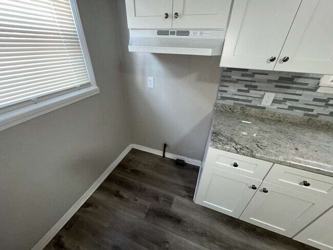 Building Photo - Spacious 3-Bedroom Colonial