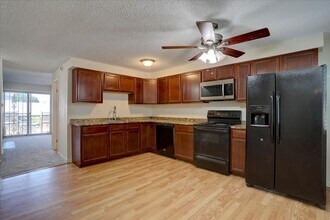Building Photo - 2+ bedrooms 2.5 bathrooms