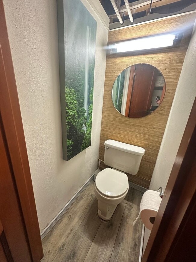 Building Photo - 5 Bed 3 Bath Home-Heat Included/Pets Allowed