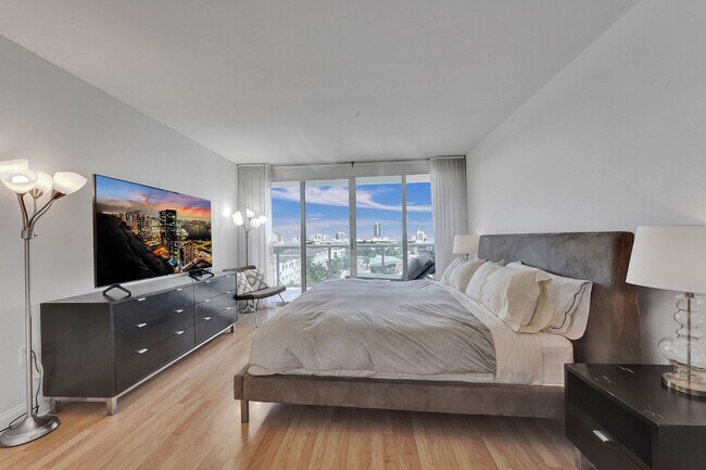 Building Photo - 1900 Sunset Harbour Dr