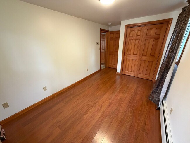 Building Photo - Beautiful 4 Bed / 2 Bath, Single Family Home. Close to Downtown Northampton!