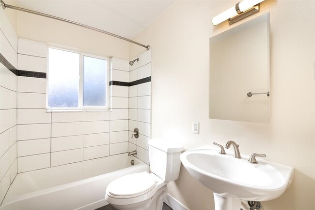 Building Photo - Spacious Updated 1BR in Cap Hill!