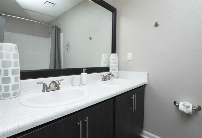 Building Photo - 9200 Roberts Dr