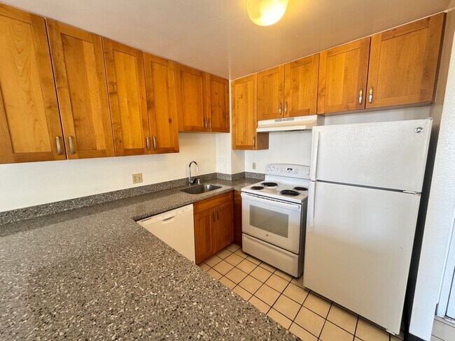 Building Photo - Kukui Plaza - Diamond Head Tower - 1 bedro...