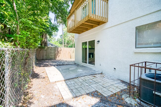 Building Photo - 1304 Magnolia Cir E