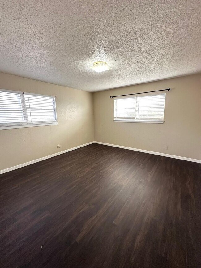 Building Photo - 3 Bed 2 Bath Ready To Rent ASAP!