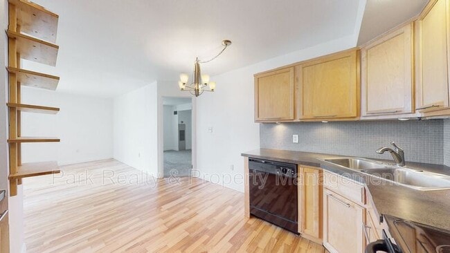 Building Photo - 601 W 11th Ave