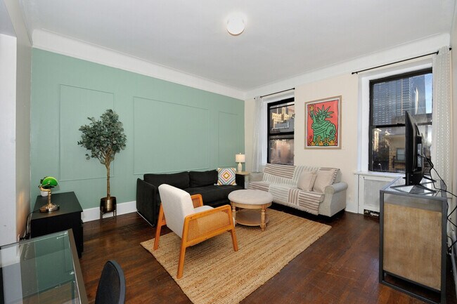 Building Photo - 400 W 47th St