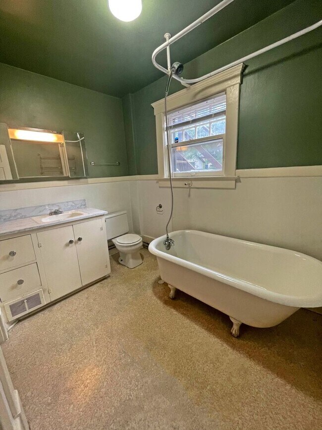 Building Photo - 914 Vaughn St