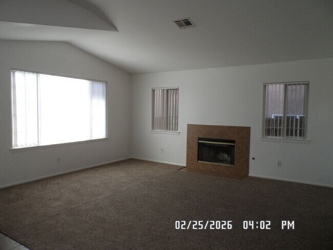 Building Photo - 3 Bedrooms, 2 Bathrooms, Approx 1582 sq. ft., 2 Car Garage, Fenced Back Yard, Rock-scaped Front Y...