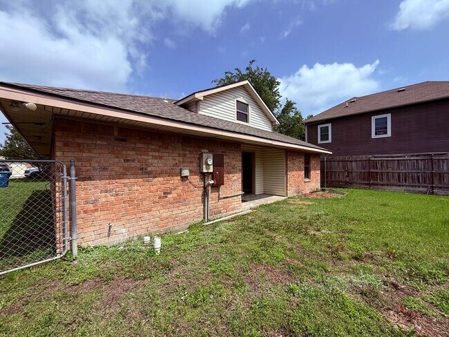 Building Photo - 609 Trout St