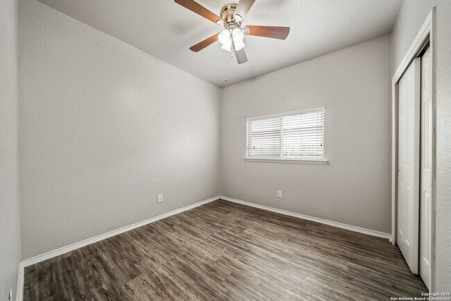 Building Photo - 4 bedroom, 2 1/2 bath located in Lakeview ...